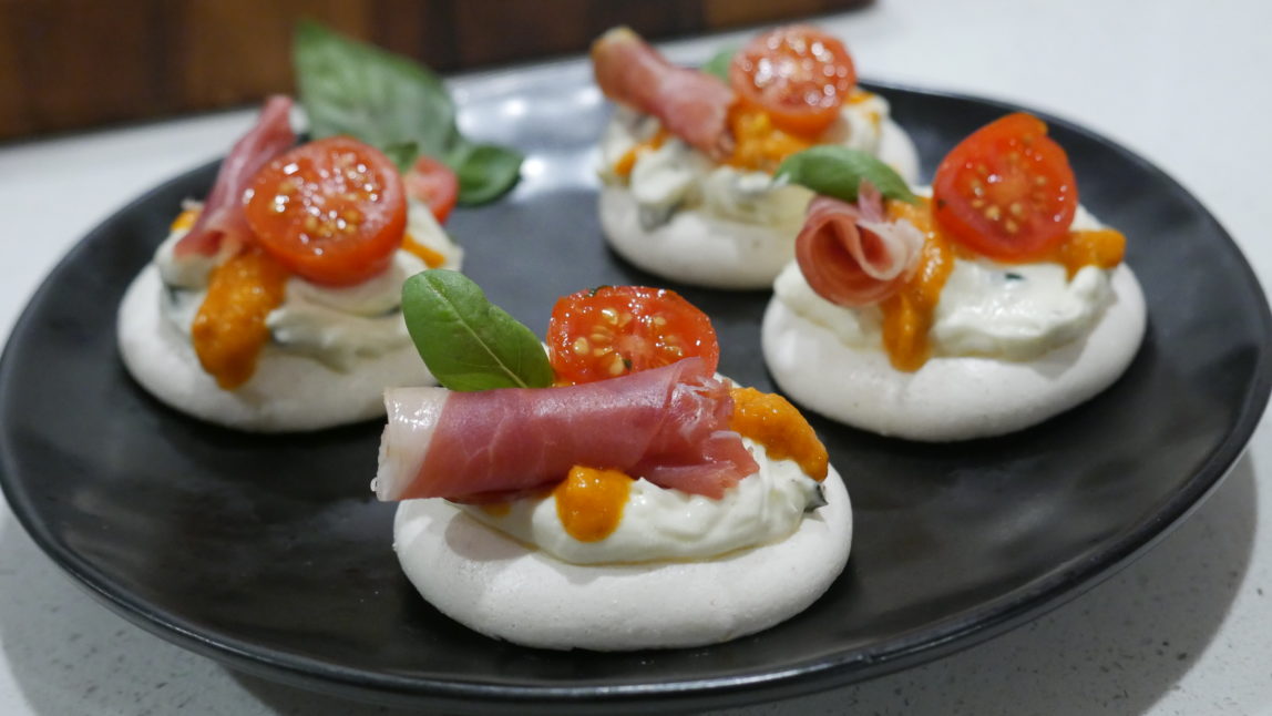 Apéritifs | Do Your Appetizer | Mini pavlovas au chèvre, basilic et jambon cru