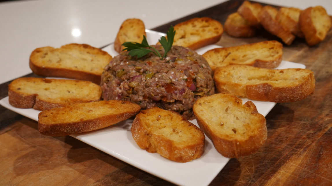 Do Your Appetizer | Tartines de tartare de bœuf aux olives et tabasco