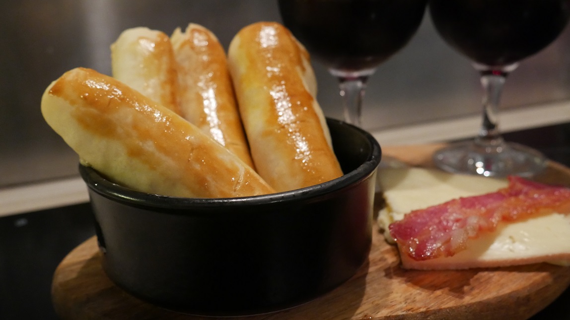 Do Your Appetizer | Petites baguettes à la raclette et au lard fumé