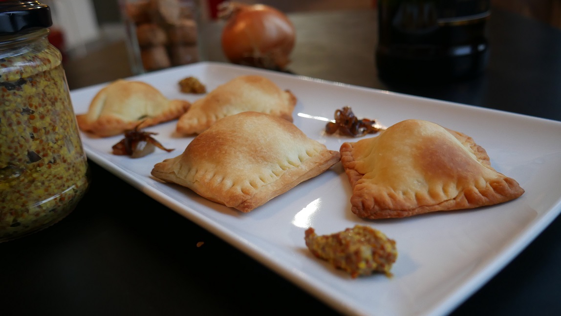 Do Your Appetizer | Mini chaussons à l'andouillette, oignons confits et sauce moutarde