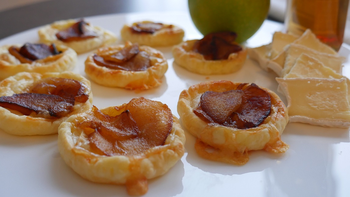 Do Your Appetizer | Tartelettes au neufchâtel et pommes flambées au calvados