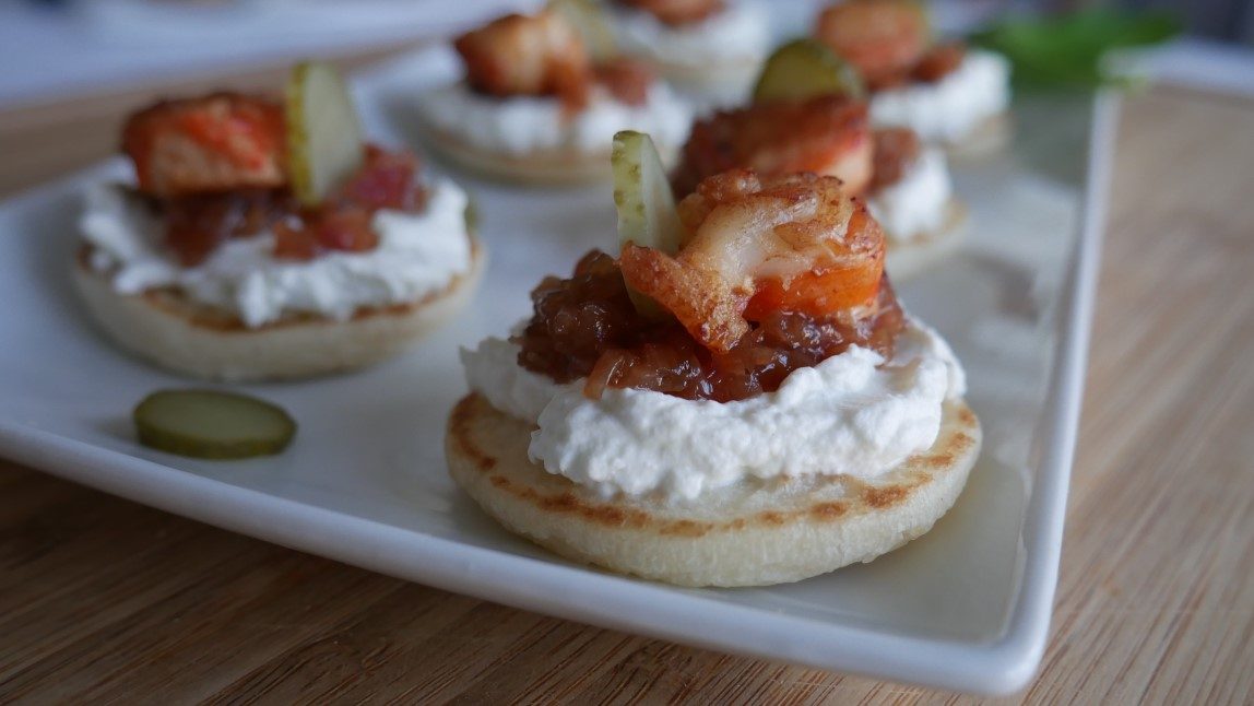 Do Your Appetizer | Toasts de gambas aux échalotes confites et chantilly au céleri